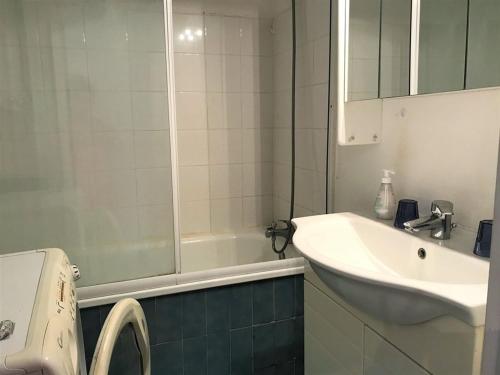 une salle de bain avec un lavabo, un miroir et une baignoire dans l'établissement Appartement rénové 3 pièces, 6 couchages, proche plage et port, avec loggias et parking à La Grande-Motte - FR-1-790-24, à La Grande Motte