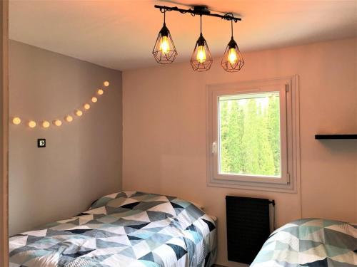 une chambre avec deux lits et une fenêtre dans l'établissement Appartement rénové 3 pièces, 6 couchages, proche plage et port, avec loggias et parking à La Grande-Motte - FR-1-790-24, à La Grande Motte