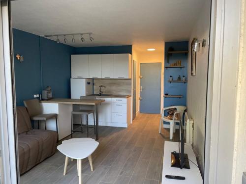 une cuisine et un salon avec un canapé et une table dans l'établissement Studio Rez-de-Jardin Proche Plage avec Parking - La Grande Motte - FR-1-790-27, à La Grande Motte