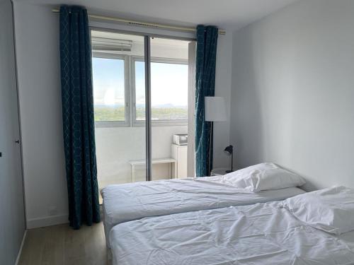 une chambre avec un lit et une fenêtre dans l'établissement Appartement 5 pers, Clim, Parking, 2 Ch - La Grande Motte - FR-1-790-9, à La Grande Motte