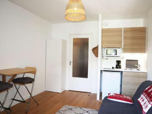 un salon avec un canapé et une cuisine dans l'établissement Studio au pied des pistes, balcon, 2 pers, Les Orres - FR-1-322-607, aux Orres