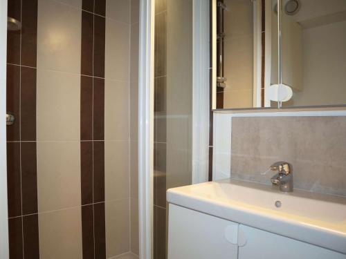 une salle de bain avec un lavabo et une douche dans l'établissement Studio au pied des pistes, balcon, 2 pers, Les Orres - FR-1-322-607, aux Orres