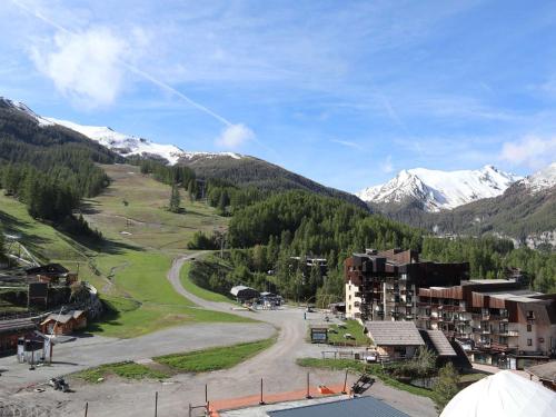 - une vue sur un village avec des montagnes enneigées dans l'établissement Studio au pied des pistes, balcon, 2 pers, Les Orres - FR-1-322-607, aux Orres