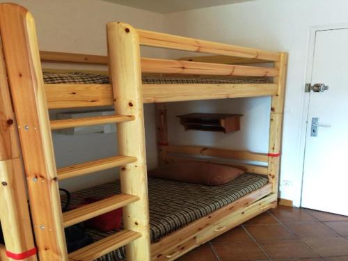 - un ensemble de lits superposés dans une chambre dans l'établissement Studio cabine lumineux 4 pers avec loggia, à 2 pas de la plage et parking privé - La Grande Motte - FR-1-790-10, à La Grande Motte