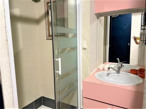 une salle de bain avec un lavabo et une douche en verre dans l'établissement Studio moderne avec piscine, 4 couchages, à 4 min de la plage - La Grande Motte - FR-1-790-11, à La Grande Motte