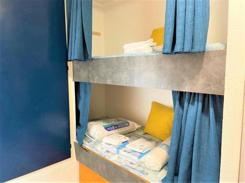 une couchette inférieure d'un lit superposé avec des serviettes dans l'établissement Studio moderne avec piscine, 4 couchages, à 4 min de la plage - La Grande Motte - FR-1-790-11, à La Grande Motte