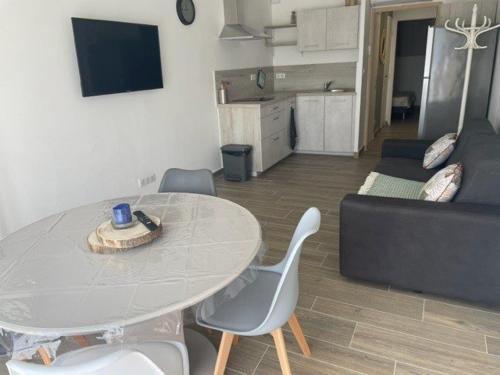 Appartement rénové à 50m de la plage, climatisé, Parking, 4 couchages, La Grande-Motte - FR-1-790-13