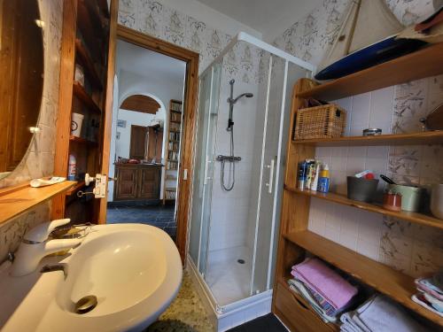 une salle de bain avec un lavabo et une douche dans l'établissement Échappez-vous à deux pas de la plage: Maison bretonne 6 pers. avec jardin et terrasse, St-Brevin - FR-1-364-172, à Saint-Brévin-les-Pins