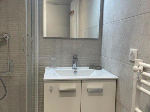 une salle de bain avec un lavabo, un miroir et une douche dans l'établissement Appartement rénové à 50m de la plage, climatisé, Parking, 4 couchages, La Grande-Motte - FR-1-790-13, à La Grande Motte