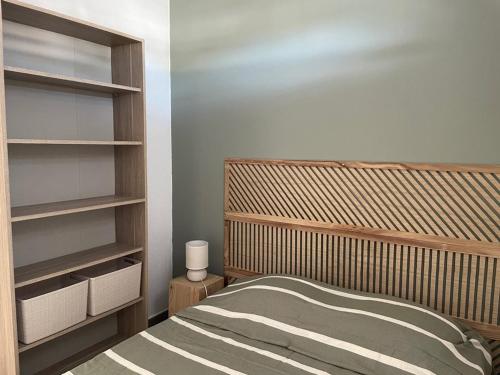 une chambre avec un lit et une étagère dans l'établissement Appartement rénové à 50m de la plage, climatisé, Parking, 4 couchages, La Grande-Motte - FR-1-790-13, à La Grande Motte