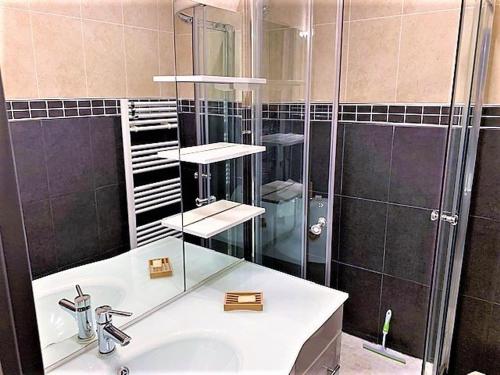 une salle de bain avec un lavabo et une douche dans l'établissement Bel Appartement 1 Chambre à La Grande-Motte avec Loggia et Parking, Proche Plage et Centre - FR-1-790-25, à La Grande Motte