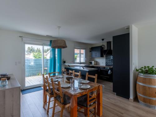 une cuisine et une salle à manger avec une table et des chaises dans l'établissement Maison climatisée à Parentis-en-Born, proche centre et lac, 6 pers, ménage inclus - FR-1-319-560, à Parentis-en-Born