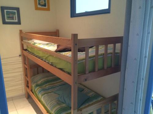 quelques lits superposés dans une chambre dans l'établissement Appartement Climatisé à La Grande Motte - 2 Pièces Cabine, Piscine, Parking Privé - FR-1-790-26, à La Grande Motte