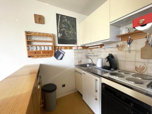 une petite cuisine avec un évier et un comptoir dans l'établissement T3 spacieux à l'Aiguillon, pour 6 pers. avec terrasse, proche plages et commerces - FR-1-420-150, à Arcachon