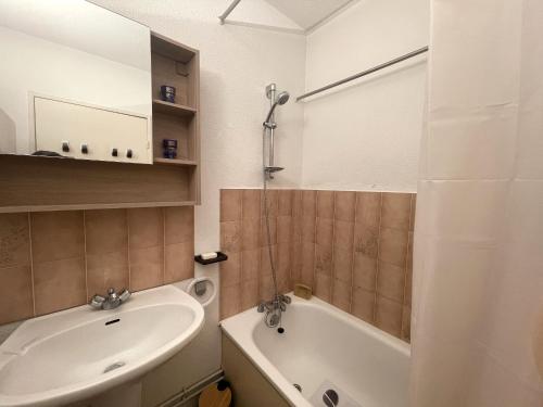 une salle de bain avec un lavabo, une baignoire et une douche dans l'établissement T3 spacieux à l'Aiguillon, pour 6 pers. avec terrasse, proche plages et commerces - FR-1-420-150, à Arcachon