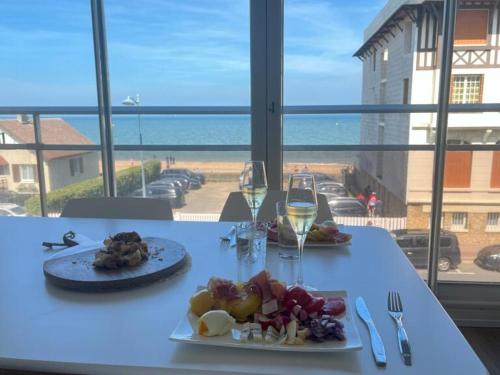 Appartement refait à neuf, proche commerces, parking privé - FR-1-712-82