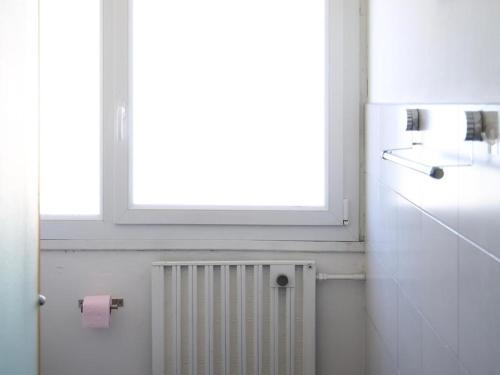 La salle de bains est pourvue d'un radiateur et d'une fenêtre. dans l'établissement Appartement refait à neuf, proche commerces, parking privé - FR-1-712-82, à Villers-sur-Mer