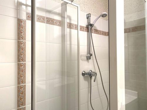 une douche avec une porte vitrée dans une salle de bain dans l'établissement Appartement à 200m de la plage avec 2 chambres et garage à Perros-Guirec - FR-1-368-422, à Perros-Guirec