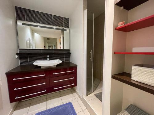 une salle de bain avec un lavabo et un miroir dans l'établissement Charmant T3 au Centre d'Arcachon - 70 m², Terrasse, Proche Plages et Commerces, WIFI - FR-1-420-151, à Arcachon