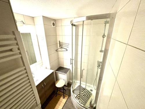une salle de bain avec une douche, des toilettes et un lavabo dans l'établissement Appartement Studio Climatisé avec Mezzanine et Terrasse à 400m de la Plage - 4 Couchages - FR-1-229C-97, à Port-la-Nouvelle