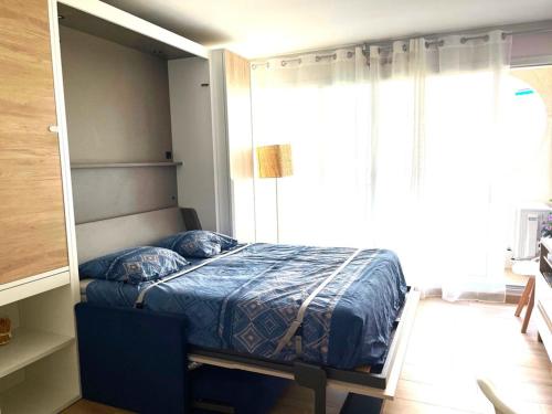 - une petite chambre avec un lit dans un miroir dans l'établissement Studio Climatisé avec Wifi et Parking à 400m de la Plage - La Grande Motte Port - FR-1-790-28, à La Grande Motte