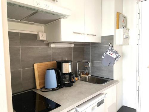 - un comptoir de cuisine avec évier et cafetière dans l'établissement Studio Climatisé avec Wifi et Parking à 400m de la Plage - La Grande Motte Port - FR-1-790-28, à La Grande Motte