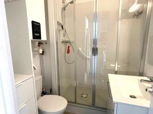 une salle de bain avec une douche avec des toilettes et un lavabo dans l'établissement Studio Climatisé avec Wifi et Parking à 400m de la Plage - La Grande Motte Port - FR-1-790-28, à La Grande Motte