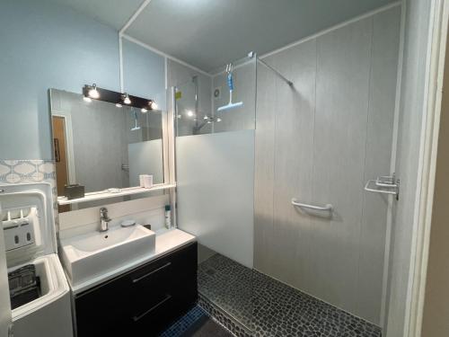 une salle de bain blanche avec un lavabo et un miroir dans l'établissement Appartement T2 lumineux 51m², centre-ville, près des plages, parking, terrasse - FR-1-71-105, à Royan