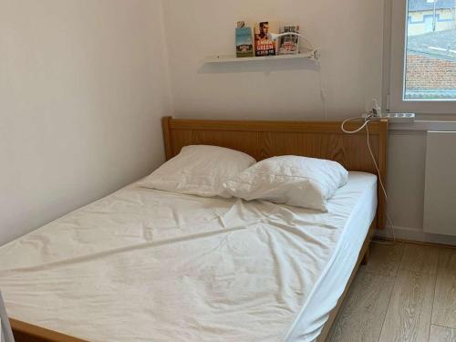 - un lit non aménagé dans une petite chambre avec fenêtre dans l'établissement Appartement T2 cosy à Berck Plage, 1er étage, 4 pers, proche plage, bien équipé, idéal familles - FR-1-674-45, à Berck-sur-Mer