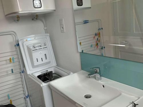 une petite salle de bain avec un lavabo et un miroir dans l'établissement Appartement T2 cosy à Berck Plage, 1er étage, 4 pers, proche plage, bien équipé, idéal familles - FR-1-674-45, à Berck-sur-Mer