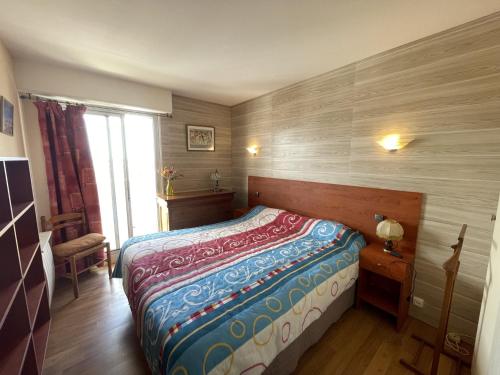 une petite chambre avec un lit et une fenêtre dans l'établissement Appartement T2 lumineux 51m², centre-ville, près des plages, parking, terrasse - FR-1-71-105, à Royan