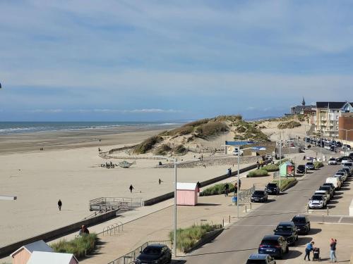 une plage avec un tas de voitures garées sur le sable dans l'établissement Appartement T2 cosy à Berck Plage, 1er étage, 4 pers, proche plage, bien équipé, idéal familles - FR-1-674-45, à Berck-sur-Mer