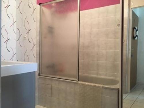 une douche avec une porte vitrée dans une salle de bain dans l'établissement Studio cosy près de la plage des Présidents, tout équipé, loggia, quartier recherché, vélos gratuits - FR-1-325-131, à Les Sables-dʼOlonne