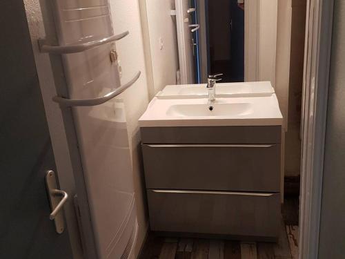 La salle de bains est pourvue d'un lavabo et d'un miroir. dans l'établissement Villa climatisée refaite à neuf au calme avec piscine, terrasse et parking, proche plage et port - FR-1-723-159, au Cap d'Agde