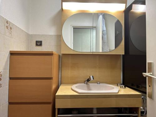 une salle de bain avec un lavabo et un miroir dans l'établissement Appartement 2 pièces climatisé proche plage à Bormes-les-Mimosas - FR-1-251-834, à Bormes-les-Mimosas