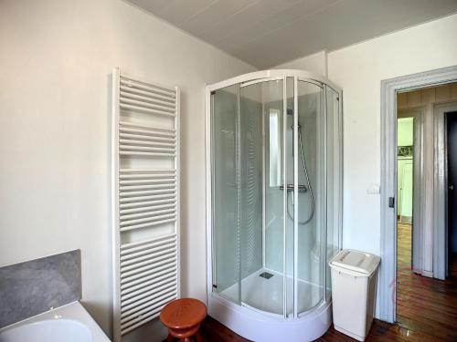 une salle de bain avec douche et lavabo dans l'établissement Charmante maison F4 avec terrasse proche Thermes et centre, animaux acceptés - FR-1-451-210, à Lamalou-les-Bains