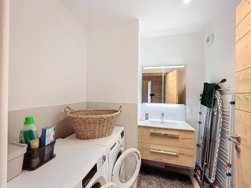 une salle de bain avec un lavabo, des toilettes et un miroir dans l'établissement Appartement neuf 3 chambres à Combloux, vue Mont Blanc, jardin, parking, wifi - FR-1-560-143, à Combloux