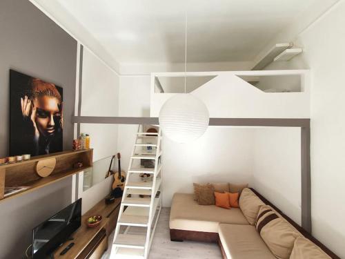 Violet Apartment, cute place near Corvin Plaza, with AC