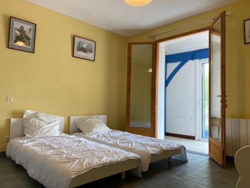 une chambre avec un lit et une porte coulissante en verre dans l'établissement Chez Jeannot et Jeannette, à Allards