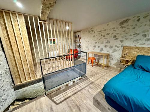 1 dormitorio con cama, escritorio y mesa en Borderie de Vérone, en Espiens