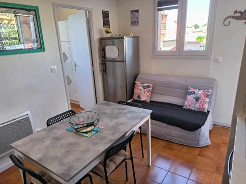 un salon avec une table et un canapé dans l'établissement chantrelle, à Saint-Cyprien