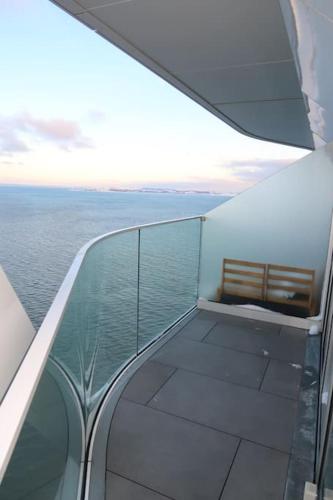 a balcony on a cruise ship looking out at the ocean at Lighthouse på Ø - Panoramaudsigt in Aarhus