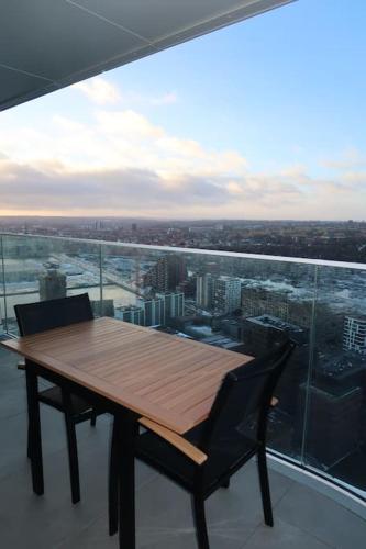 a wooden table and chairs on top of a building at Lighthouse på Ø - Panoramaudsigt in Aarhus