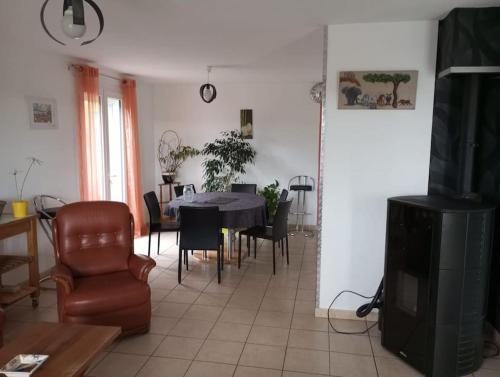 un salon avec une table et des chaises et une salle à manger dans l'établissement Maison 6 personnes Billom, à Billom