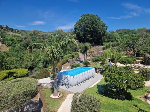 una vista aérea de un jardín con piscina en Villa Laura, en Piedimonte Etneo