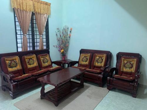 a living room with three chairs and a table at Homestay Kuala Terengganu Pak Latif in Kuala Terengganu