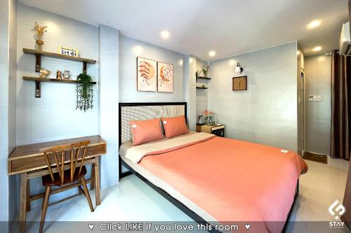 une petite chambre avec un lit et un bureau dans l'établissement FSTAY GARDEN CORNER - Cozy and Peaceful Homestay in Da Nang, à Đà Nẵng