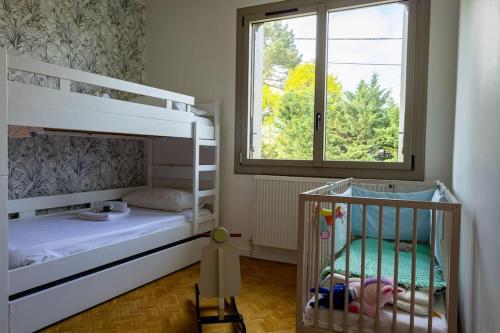 - une chambre avec 2 lits superposés et un lit bébé dans l'établissement La Villa Jade, à La Teste-de-Buch