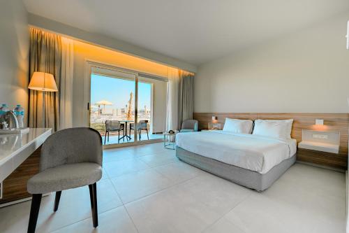 マルサー・アラムにあるSENTIDO Reef Oasis Suakin Resortのベッドとバルコニー付きのホテルルーム