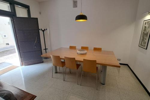 a wooden table and chairs in a room at Dolomiti loft in Pieve di Cadore